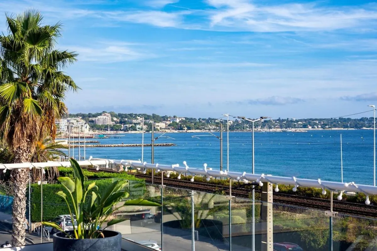 Private Front Beach Villa With Garden And Garage Antibes
